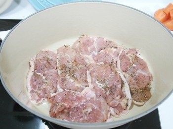 step2: 將雞肉帶皮那面朝下將兩面煎上色。