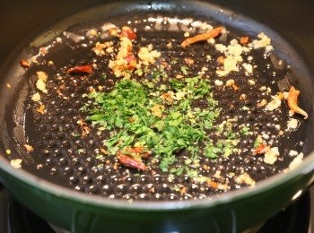 step3: (3) 把已切碎Fresh Parsley加入一起炒