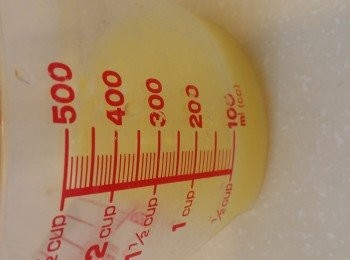 step2: 將糖水和檸檬汁攪勻後放入雪糕機攪動半小時,