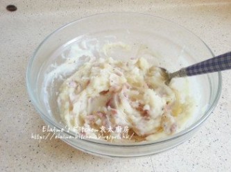 step4: 放入鑊中爆香及洋蔥成微黃色後盛起放入薯蓉內拌勻