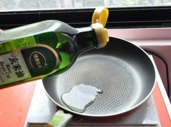 step5: 取一大匙純淨穩定的玄米油熱鍋