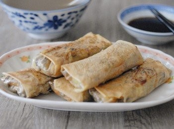 step6: 也可以用半湯匙蠔油加半碗水，加少許粟粉煮成醬汁，再將腐皮卷與醬汁拌勻，煮至軟身即成！