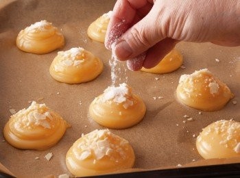 step11: 將杏仁片搗碎後撒在麵糊上，再撒上細砂糖。放入180℃的烤箱烘烤35∼40分鐘。