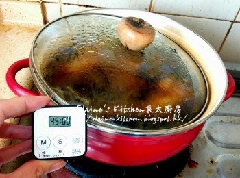 step6: 用中火煮15分鐘至滾 , 蓋上蓋轉慢火煮45分鐘 , 再熄火焗1小時