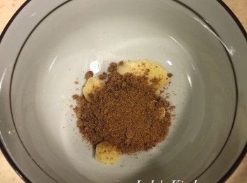 step1: 將薑切片放入碗中，並加入黑糖。