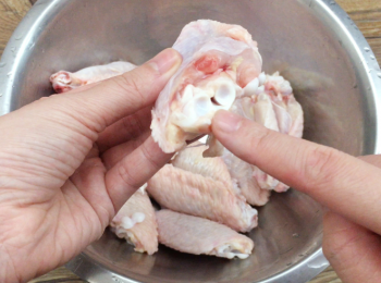 step1: <a href="https://bit.ly/3zHU5V3" target="_blank" data-keyword="雞翼" class="guide-link"><strong>雞翼</strong></a> <span style="display:inline-block;vertical-align:middle;margin-top:-3px;color:initial;border-radius:3px;padding:2px 3px;font-size:12px;line-height:14px;background:#87d300;color:#fff;">即買</span> 洗淨，用廚房交剪將骨與骨之間剪開一半，成單骨<a href="https://bit.ly/3zHU5V3" target="_blank" data-keyword="雞翼" class="guide-link"><strong>雞翼</strong></a> <span style="display:inline-block;vertical-align:middle;margin-top:-3px;color:initial;border-radius:3px;padding:2px 3px;font-size:12px;line-height:14px;background:#87d300;color:#fff;">即買</span> 。