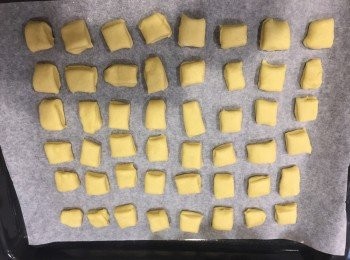 step4: 將小四方麵糰放入焗爐發酵30分鐘，我會放多一杯熱水幫助發酵。