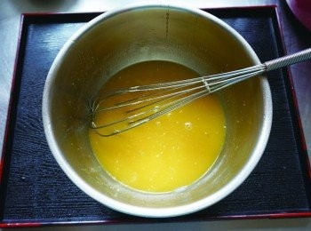 step2: 將雞蛋和糖攪拌均勻後，加入步驟1 的奶油拌勻