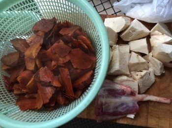 step1: 1)鮮土伏苓出水, <a href="https://bit.ly/3ANJVUp" target="_blank" data-keyword="豬展" class="guide-link"><strong>豬展</strong></a> <span style="display:inline-block;vertical-align:middle;margin-top:-3px;color:initial;border-radius:3px;padding:2px 3px;font-size:12px;line-height:14px;background:#87d300;color:#fff;">即買</span> 出水