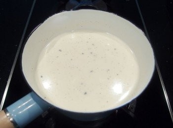 step7: 用濾網將香草奶酪液先過濾一次,香草豆莢取出不用。