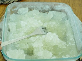 step2: 然後取出，用叉挖動冰霜，放回冰格，每30分鐘做一次，重覆6-8次即成！