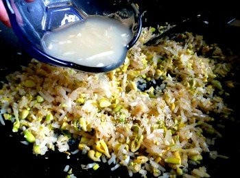 step8: 期間加入一半份量的大豆芽水 , 繼續用慢火不停在鑊中拌炒至水份收乾