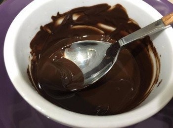 step4: 放朱古力粒落碗再加2-3湯匙溫水, 用熱水座溶慢慢攪成朱古力漿