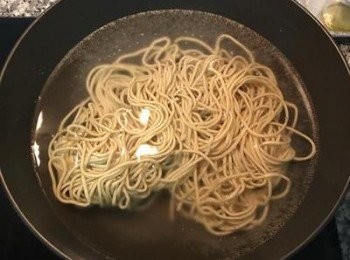 step2: 滾水下2匙鹽，麵條沖掉多餘的粉後下水煮到脹大。