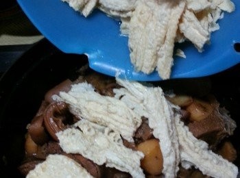 step21: 如果羊腩夠淋身後,加入支竹再炆10-15分鐘