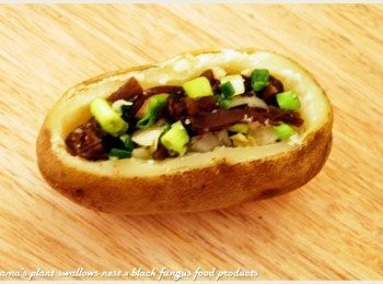 step5: 將拌勻後的所有<span class="group_1">食材</span>，直接再回填至已挖空的馬鈴薯。