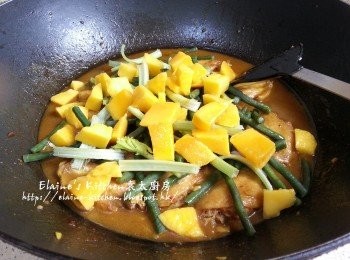 step8: <a href="https://bit.ly/3zHU5V3" target="_blank" data-keyword="雞翼" class="guide-link"><strong>雞翼</strong></a> <span style="display:inline-block;vertical-align:middle;margin-top:-3px;color:initial;border-radius:3px;padding:2px 3px;font-size:12px;line-height:14px;background:#87d300;color:#fff;">即買</span> 炆20分鐘後加入深色豆角 , 芹菜莖及芒果肉拌勻