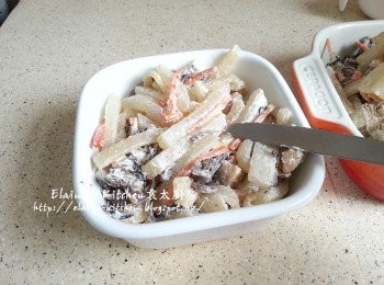 step9: 器皿內抹少許油 , 將材料放入 , 用刀壓平