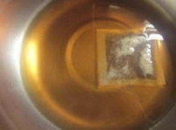 step4: 將1包蘋果口味的南非國寶茶茶包投入滾水中悶3分鐘後(可視個人喜好加糖),取出茶包將茶放涼