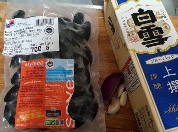 step1: 將藍青口清洗乾淨，瀝乾水備用,
熱鑊下牛油，小火，加入紫洋葱
爆香，轉大火，下藍青口和蒜蓉炒勻