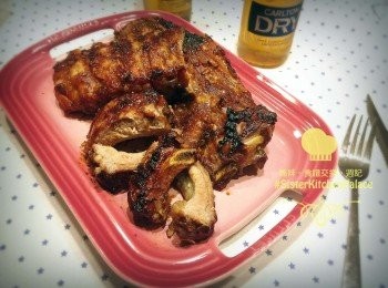 step6: 將豬仔骨放上碟，再將醬汁淋上就食得喇！