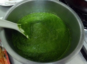 step4: 燉飯熟後加入蛤蜊(煮開)，再加入打好的波菜泥汁一起拌均、放上炸好的蒜片及灑上適當的帕米森起司粉即可。