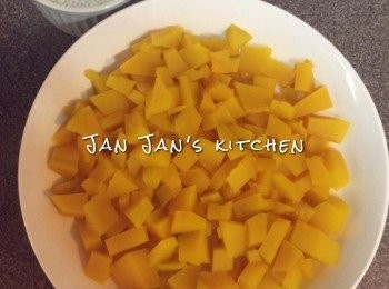 step1: 南瓜切成小粒，蒸煮8分鐘不開蓋焗5分鐘至完全軟化。
