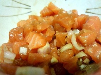 step1: 三文魚及乾蔥切粒，將三文魚，乾蔥及陳醋拌勻