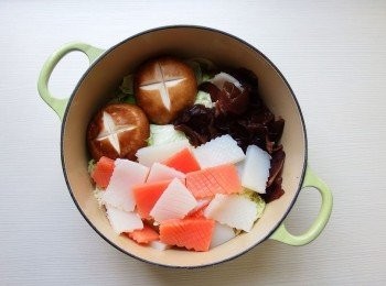 step5: 放入剩餘<span class="group_1">食材</span>，倒入昆布水，稍做翻炒，煮滾後蓋上鍋蓋，轉小火，燉煮至白菜變軟。