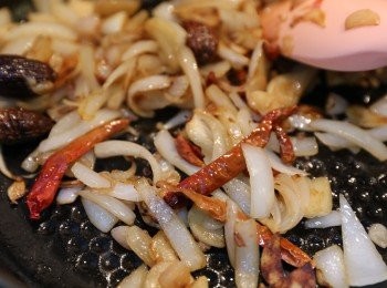 step5: 加入一半角椒及一半野生椒干