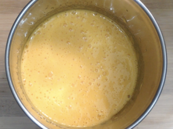 step5: 蛋黃加入白砂糖打至糖溶，蛋糊成淡黃色