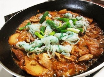 step5: 再放入馬鈴薯煮到軟，起鍋前加入蒟蒻絲，煮滾就可以食用。