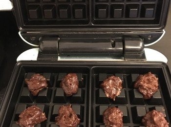 step5: V仔機用窩夫模，預熱後粉糊。