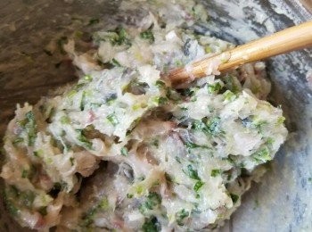 step2: 剁好的魚肉加入【<span class="group_2">調味</span>】（除了麻油）先順時針撈勻，最後加入麻油，蔥及芫荽碎再拌勻。
現在可以撻魚肉至起膠，大概 5分鐘。放雪櫃冷藏。