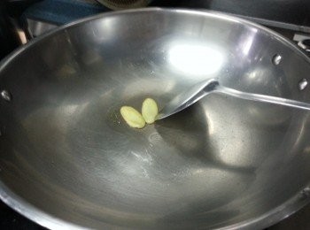 step1: 冬瓜去皮切件,木耳浸軟切條,支竹洗淨,先用1湯匙油起鑊爆香薑片