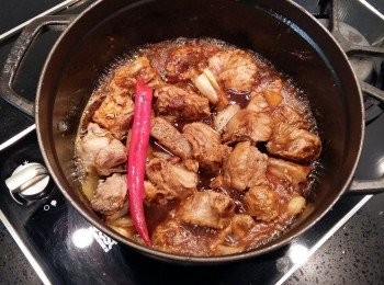 step8: 加入醬油拌炒上色,再從鍋緣邊淋入米酒嗆出香氣,同時拌炒一下,開中大火將米酒煮至酒精揮發,留下酒香。