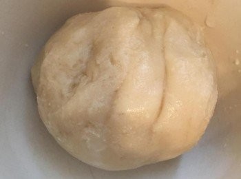 step1: 中筋麵粉篩好，加入龍舌蘭糖漿、初榨椰子油、鹽及燕麥奶拌勻，搓揉成撻皮麵團，放進冰箱約30-45分鐘。