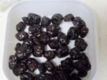 step1: 紅棗去核，我用了阿膠棗，去了核的比較方便，這次買的這包棗子個小，就多加了點。