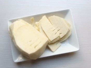 step2: 冬筍的美譽:金衣白玉，蔬中一絕。先將冬筍去除外殼,再切成片狀。