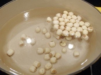 step4: 準備一個湯鍋（20~22cm大小),將蓮子及7~8分滿的水煮滾,蓋上鍋蓋用小火煮30分鐘煮軟（如使用新鮮蓮子只需要15~20分鐘即可）。