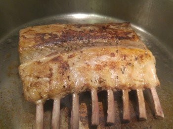 step8: 用少許橄欖油煎香羊架表面,做到外表有烤羊感覺內裏軟滑。