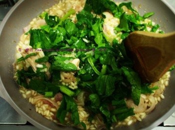 step4: 菠菜繼續分段放入, 再順時針方向拌勻直至半乾濕(約10分鐘)