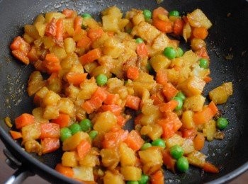 step3: 下青豆多炒數分鐘，下鹽及黑胡椒粉調味，盛起待涼備用