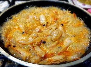 step1: 首先煮咗個蝦汁先，燒熱煎pan，加olive oil，炒香蒜蓉，加入蝦殼及蝦頭炒香，加少少水，煮15 mins，滾成蝦汁.