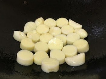 step3: 燒熱油鑊子，中火加入玉子豆腐香煎一邊約2-3分鐘