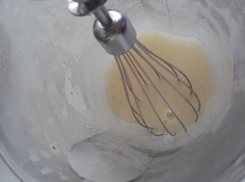 step9: 用打蛋器高速打成泡沫