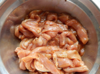 step1: 豬肉切條，醃製半小時。