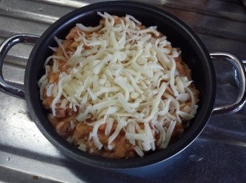 step3: 在薯蓉面灑上Mozzarella芝士。