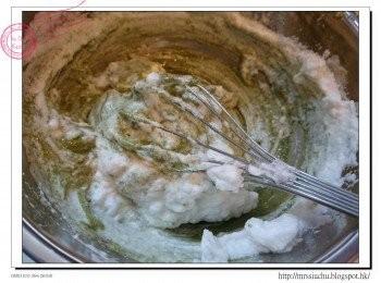 step6: 加入三分一蛋白霜至蛋黃糊中。使用攪拌器輕力拌勻粉狀, 如片中攪拌一下後, 倒出攪拌器內麵糊, 再重覆至拌勻。