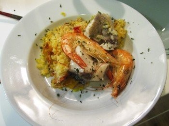 step3: 平均的放入米後，不要炒，將1杯水倒入一起煮。 水滾後，放入魚塊，蓋上鍋蓋中小火煮20分鐘至水被飯吸乾的狀態，確認飯粒熟透。再將蝦子放入，蓋上鍋蓋小火悶煮3分鐘。 上桌前，撒上洋香菜即完成。